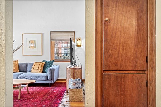 62 W Rathbone Avenue, Columbus, OH 43214