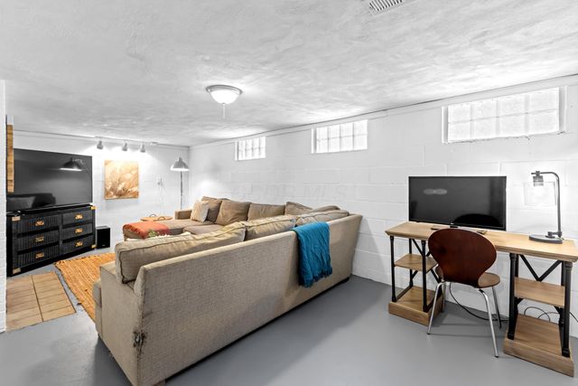 62 W Rathbone Avenue, Columbus, OH 43214