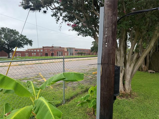 228 E 3rd Street, Deer Park, TX 77536