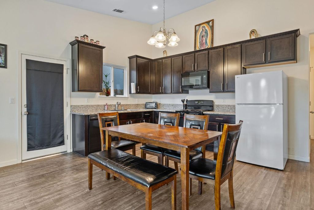 Image 10 of property listing at 1237 E Orange Street, Avenal, CA 93204