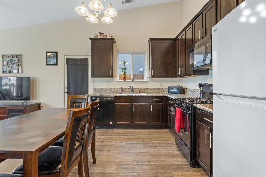 Image 11 of property listing at 1237 E Orange Street, Avenal, CA 93204