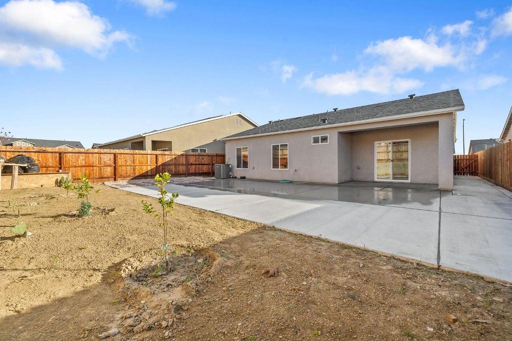 Image 25 of property listing at 1237 E Orange Street, Avenal, CA 93204