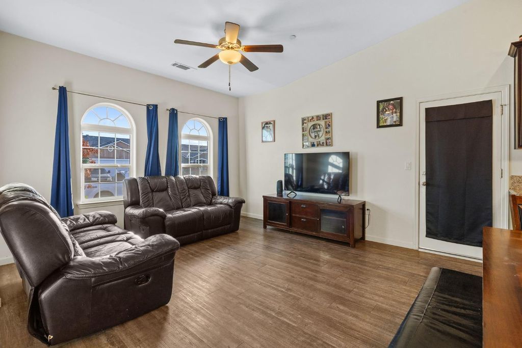 Image 5 of property listing at 1237 E Orange Street, Avenal, CA 93204