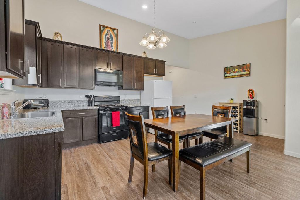 Image 8 of property listing at 1237 E Orange Street, Avenal, CA 93204