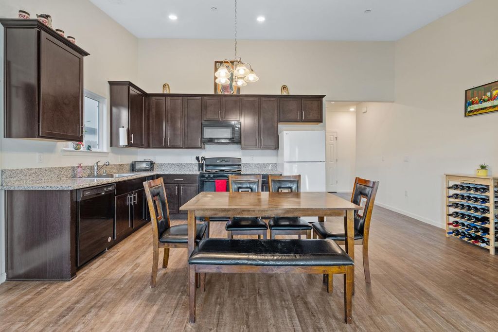 Image 9 of property listing at 1237 E Orange Street, Avenal, CA 93204