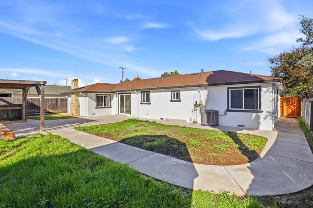 1361 Hillcrest Road, Hollister, CA 95023