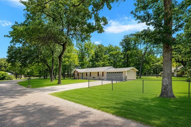 110 Meadowood Road, Enchanted Oaks, TX 75156