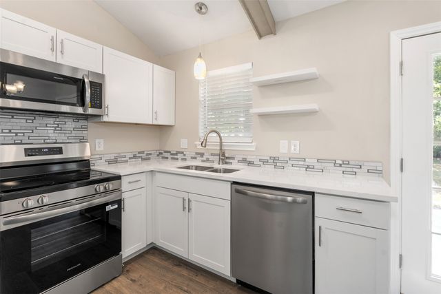 110 Meadowood Road, Enchanted Oaks, TX 75156