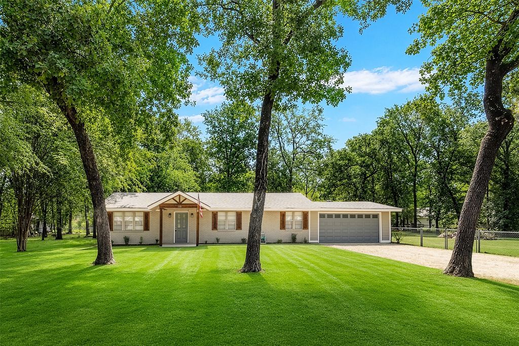 110 Meadowood Road, Enchanted Oaks, TX 75156