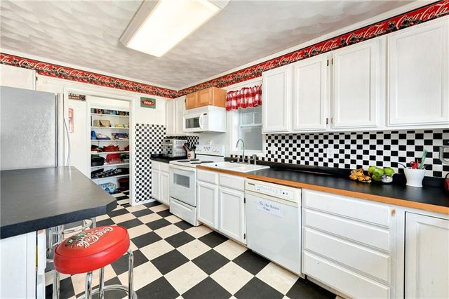 904 3rd Avenue, Leavenworth, KS 66048