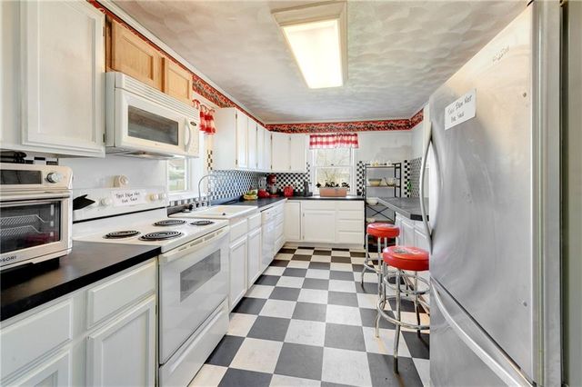904 3rd Avenue, Leavenworth, KS 66048