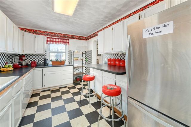 904 3rd Avenue, Leavenworth, KS 66048