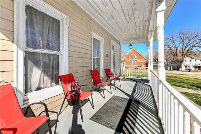 904 3rd Avenue, Leavenworth, KS 66048