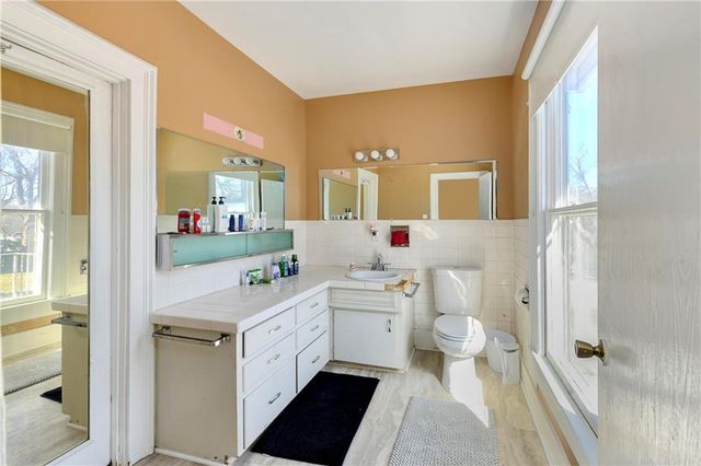 904 3rd Avenue, Leavenworth, KS 66048