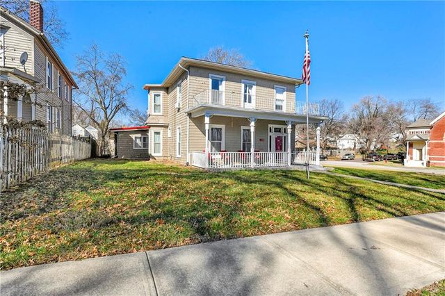 904 3rd Avenue, Leavenworth, KS 66048