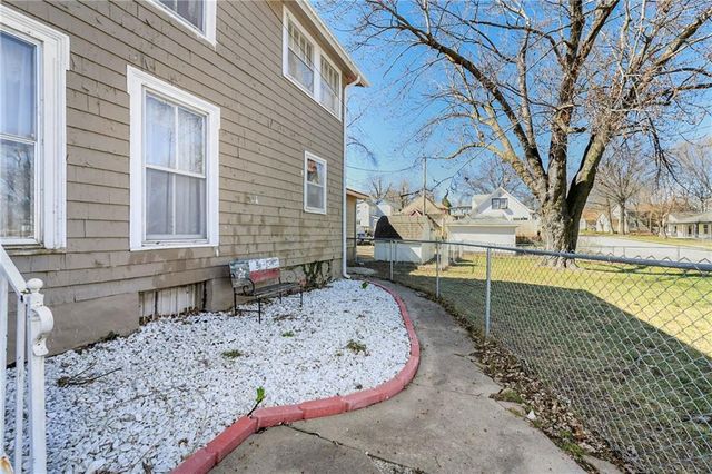 904 3rd Avenue, Leavenworth, KS 66048