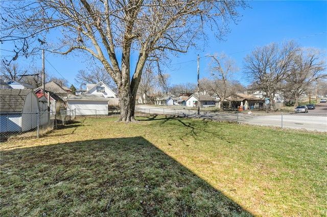 904 3rd Avenue, Leavenworth, KS 66048