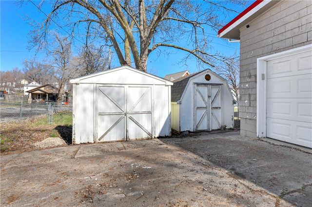 904 3rd Avenue, Leavenworth, KS 66048