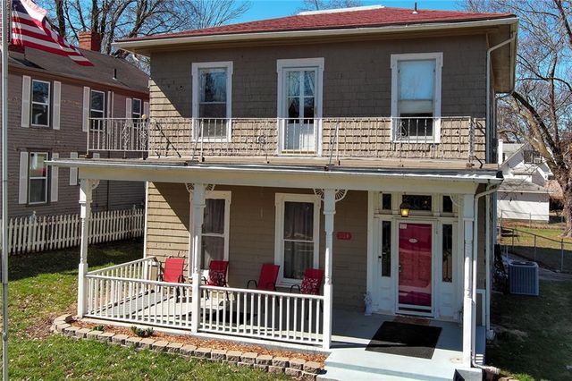 904 3rd Avenue, Leavenworth, KS 66048