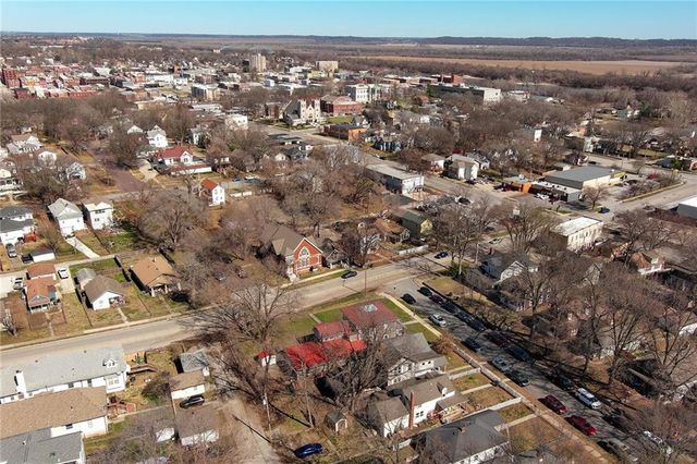 904 3rd Avenue, Leavenworth, KS 66048