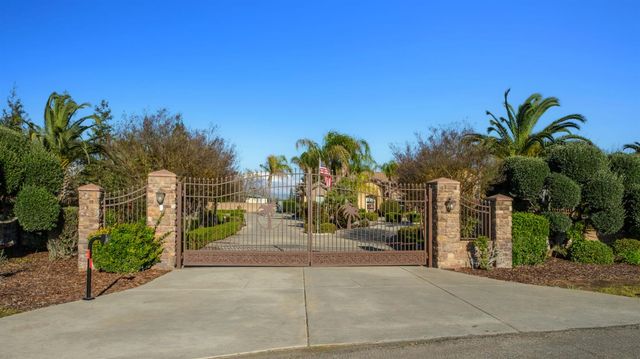 11116 E Dayton Avenue, Sanger, CA 93657