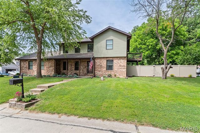 608 Goldfinch Lane, Troy, IL 62294