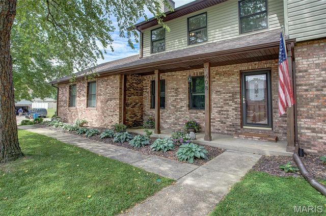 608 Goldfinch Lane, Troy, IL 62294