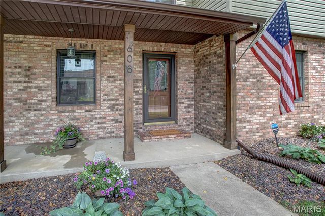 608 Goldfinch Lane, Troy, IL 62294