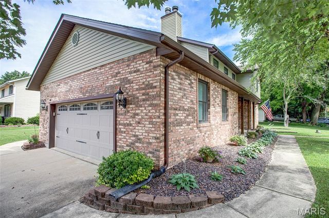 608 Goldfinch Lane, Troy, IL 62294