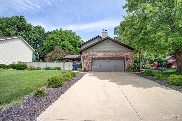 608 Goldfinch Lane, Troy, IL 62294