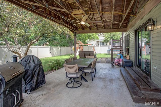 608 Goldfinch Lane, Troy, IL 62294