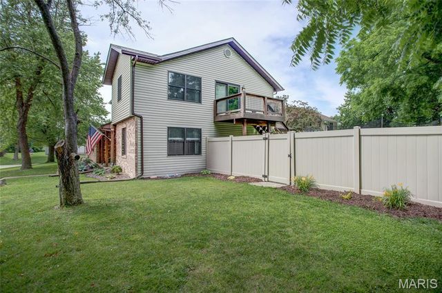 608 Goldfinch Lane, Troy, IL 62294