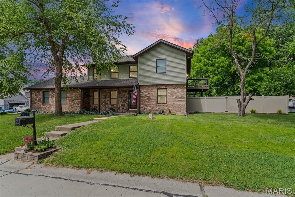 608 Goldfinch Lane, Troy, IL 62294