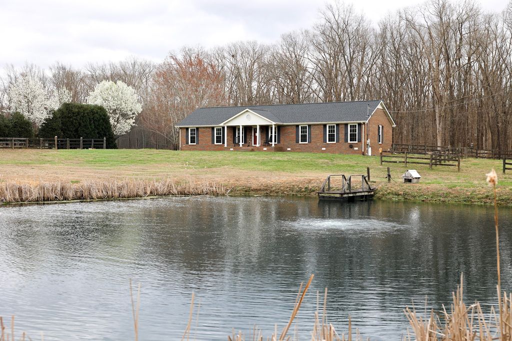 6171 Calvin Potts Rd, Primm Springs, TN 38476