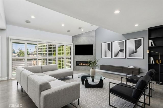 4542 Willis Avenue 302, Sherman Oaks, CA 91403
