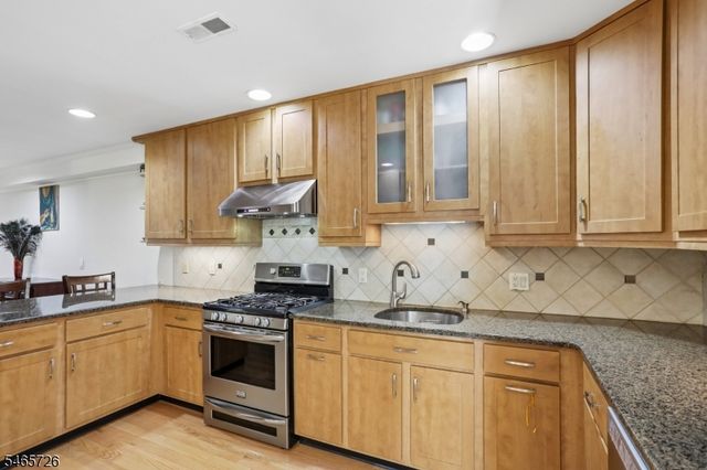 45 Mill Pond Rd, Woodland Park, NJ 07424