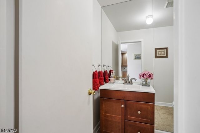 45 Mill Pond Rd, Woodland Park, NJ 07424