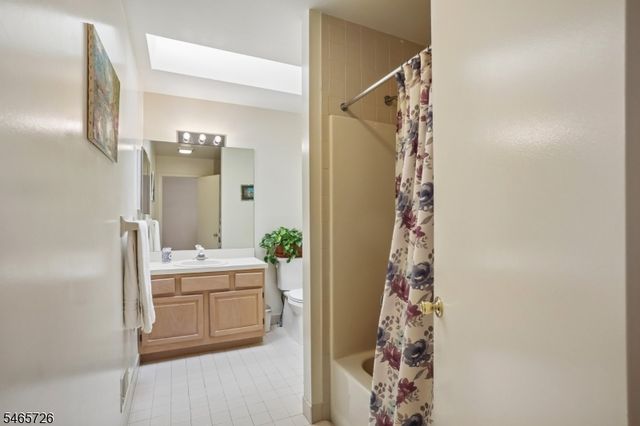 45 Mill Pond Rd, Woodland Park, NJ 07424