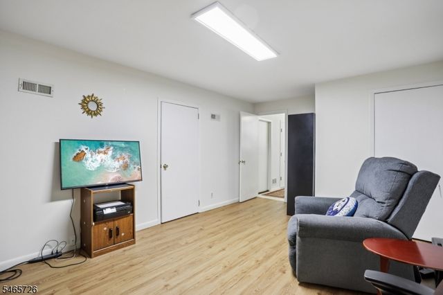 45 Mill Pond Rd, Woodland Park, NJ 07424