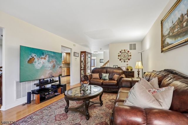 45 Mill Pond Rd, Woodland Park, NJ 07424