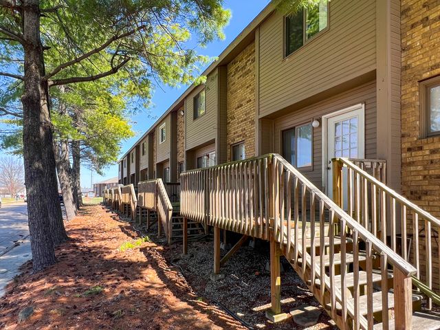 1707 E Walnut Lawn Street, Springfield, MO 65804