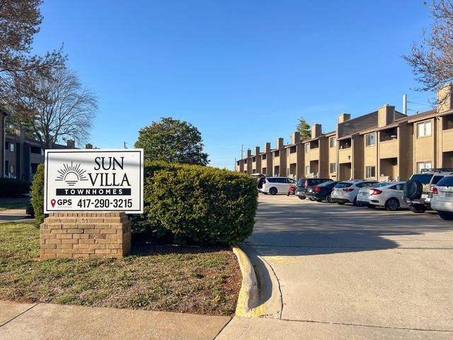 1707 E Walnut Lawn Street, Springfield, MO 65804