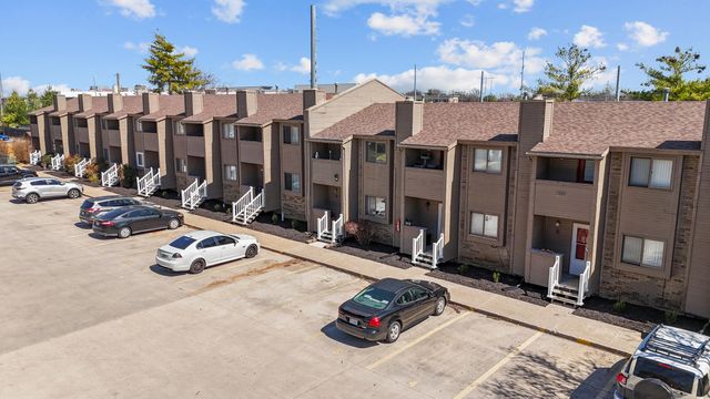 1707 E Walnut Lawn Street, Springfield, MO 65804