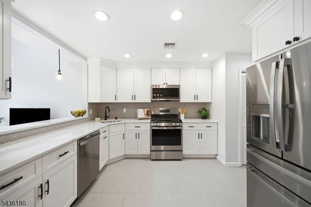 281 Riverwalk Way, Clifton City, NJ 07014