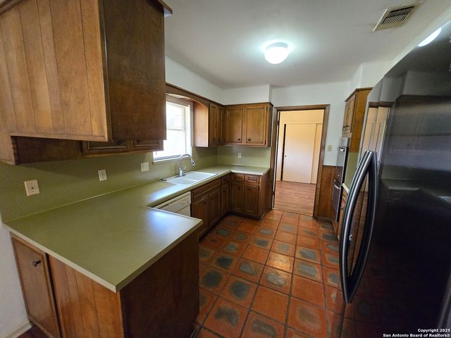 706 Golfcrest, Windcrest, TX 78239