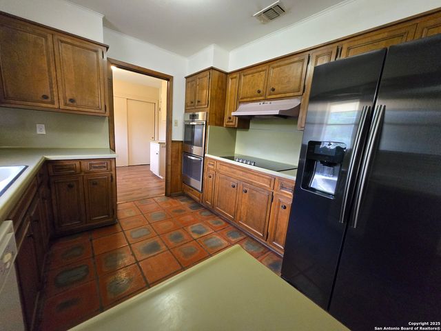 706 Golfcrest, Windcrest, TX 78239
