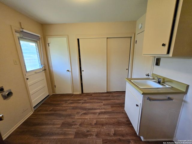 706 Golfcrest, Windcrest, TX 78239