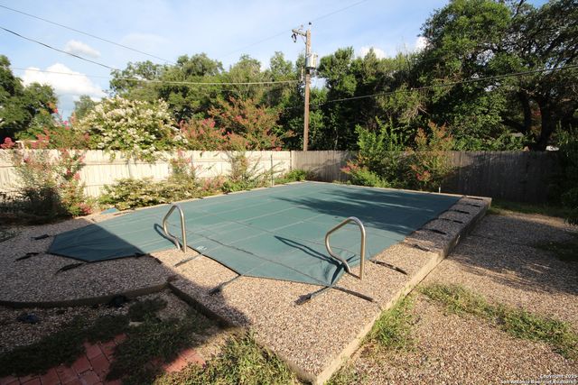 706 Golfcrest, Windcrest, TX 78239