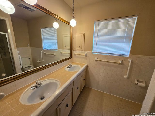 706 Golfcrest, Windcrest, TX 78239