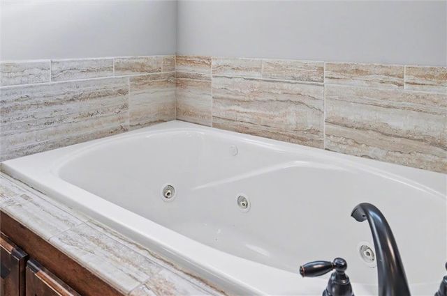 28600 W 162nd Place, Gardner, KS 66030